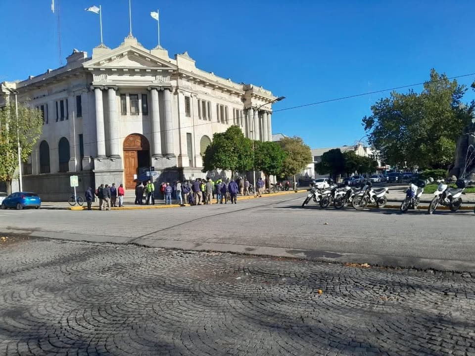 Municipales de Balcarce acordaron con el gobierno y levantaron la medida de fuerza