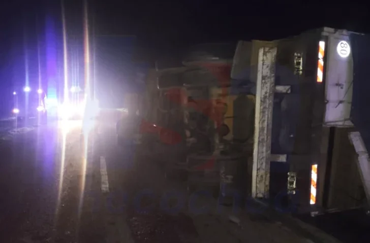 Siniestro vial en la ruta 228: volcó el acoplado de un camión a la altura de Necochea
