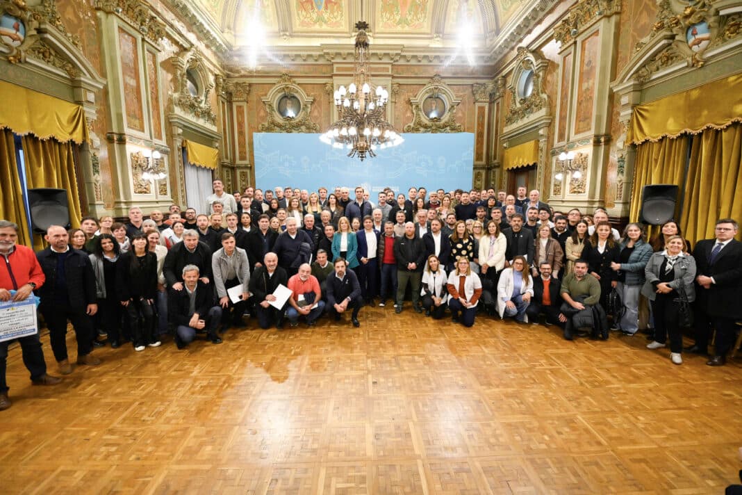 Kicillof reunió a casi 70 intendentes para denunciar el ajuste sanitario de Milei.