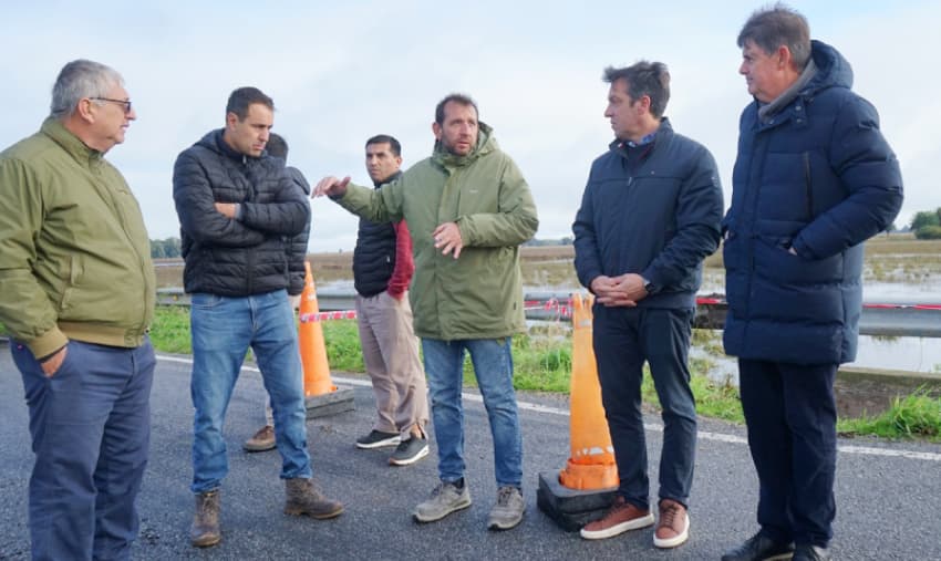 Buscan restablecer la circulación en la Ruta 228 tras la rotura de una alcantarilla