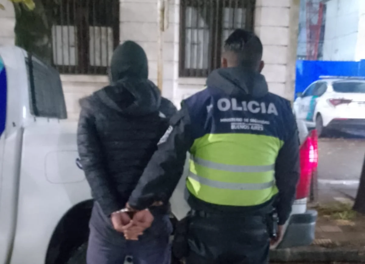 Tenía prohibición de acercamiento y lo encontraron escondido en el patio de la casa