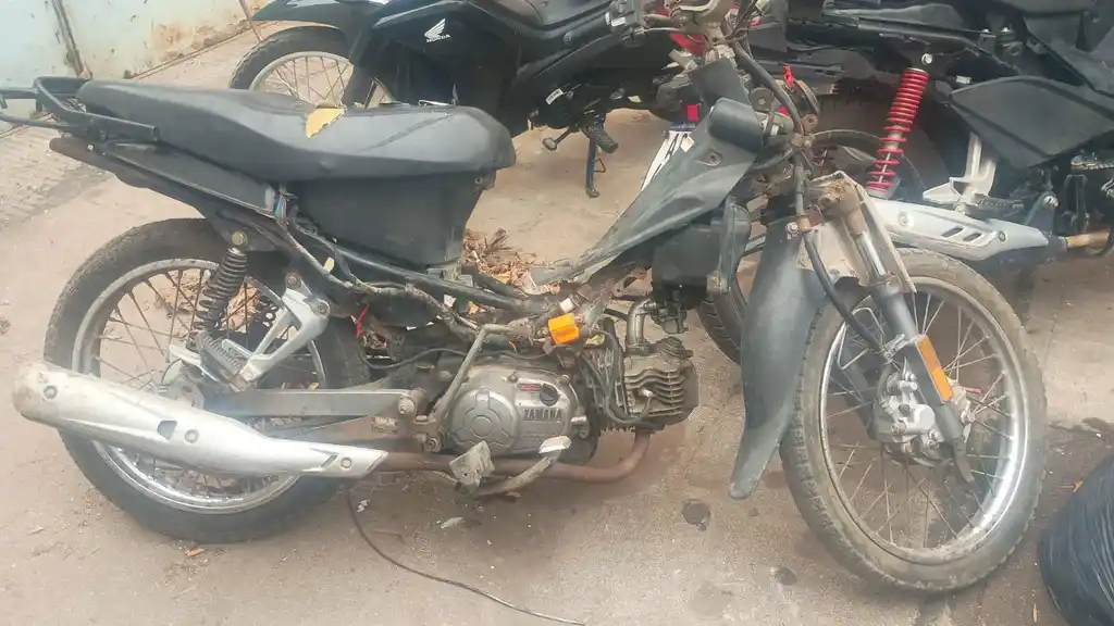 Allanamientos por picadas y maniobras temerarias: secuestraron motos, autopartes, droga y un celular robado