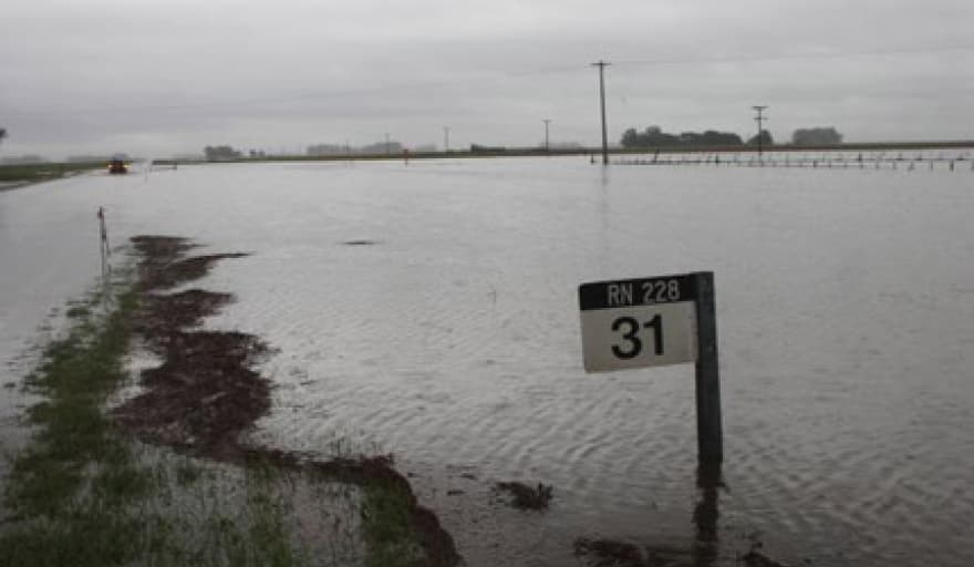 Interrupción total del tránsito en la Ruta 228 por el colapso de una alcantarilla