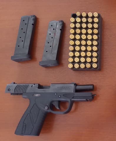 Amenazó de muerte a su ex pareja y le enviaba fotos con un arma: allanaron una casa en Quequén