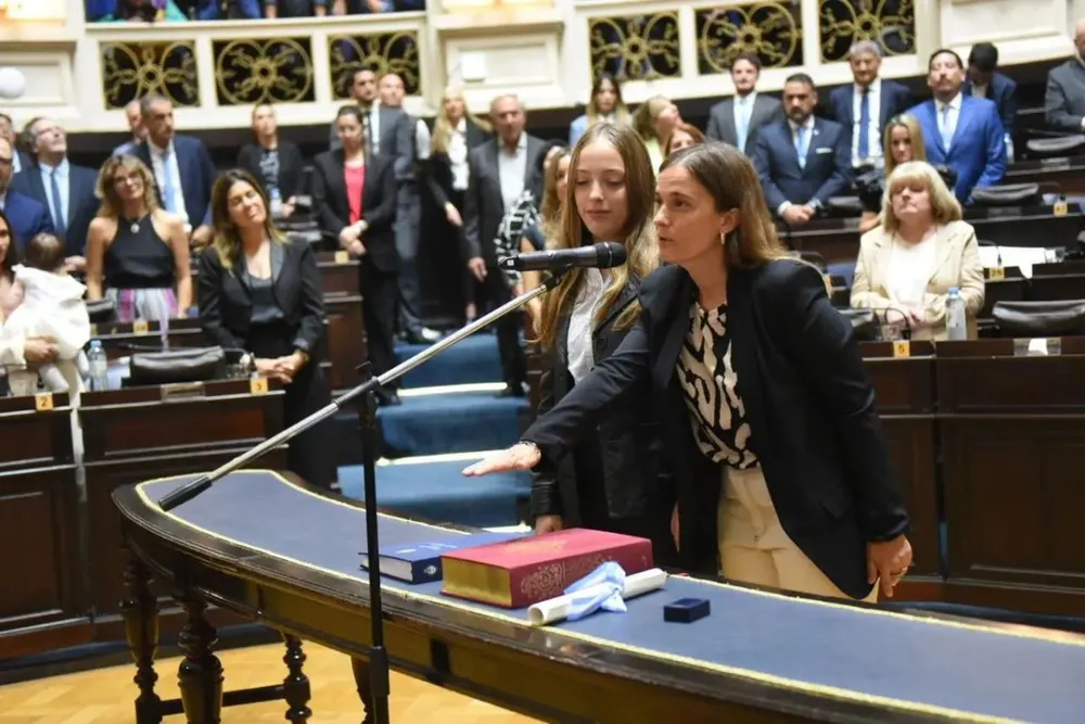 Nueva tensión en el peronismo de PBA: una legisladora de la Cámpora reasumió y desplazó a la kicillofista Laura Aloisi
