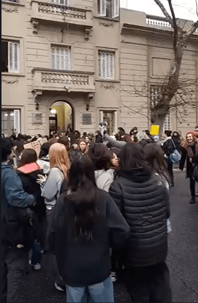 Escándalo: Denuncian cámaras ocultas en en un aula donde se cambiaban alumnas de una escuela