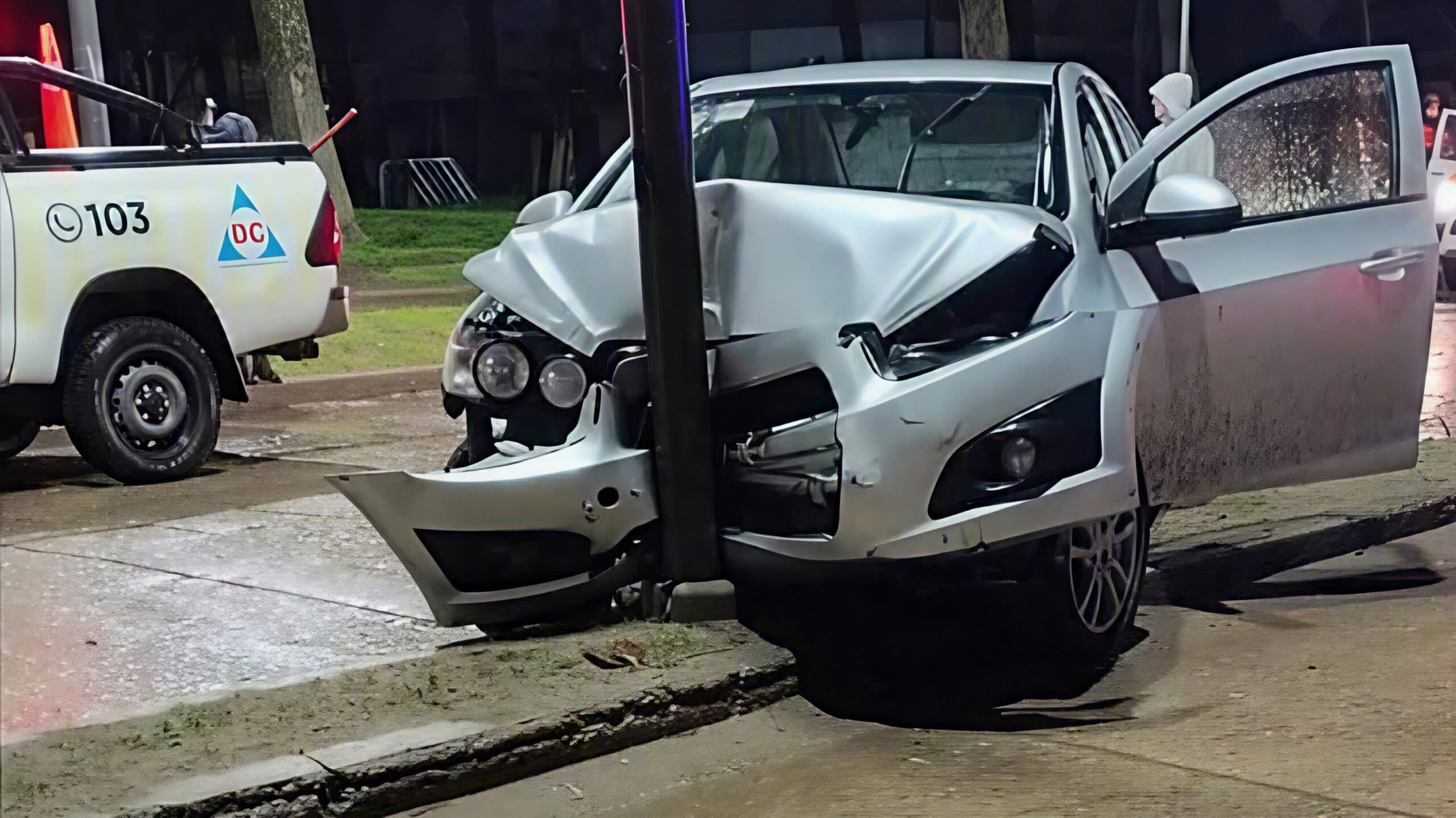 Alcoholizado chocó contra una columna en la Av. 75