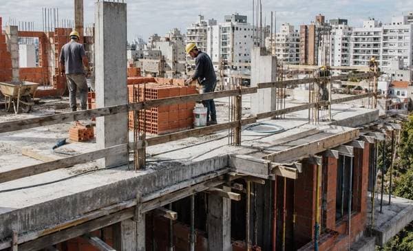 El costo de construir subió 136% en dólares desde las elecciones de 2023