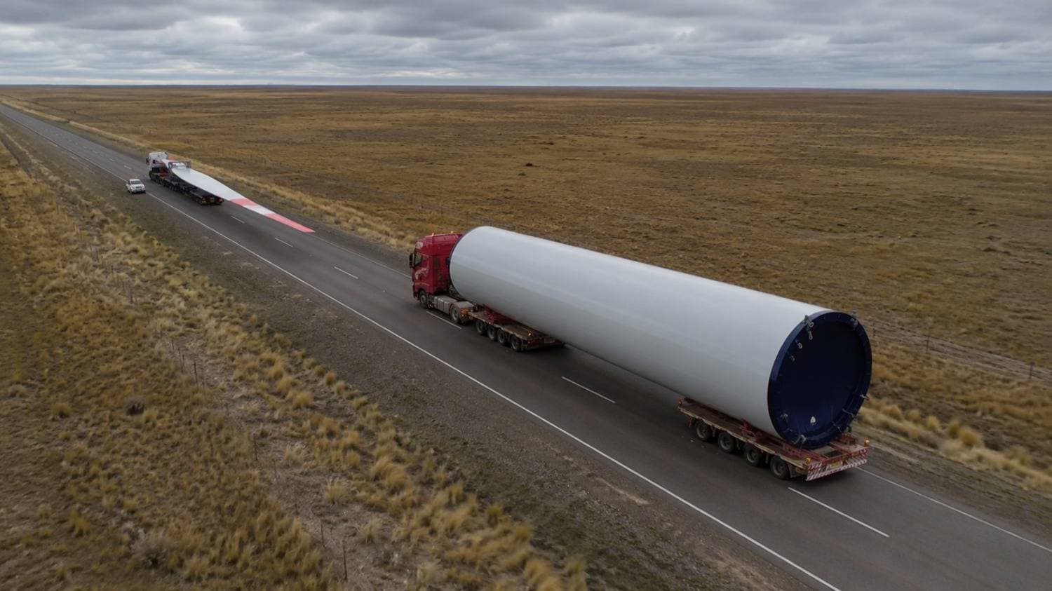 A pesar de la mayor distancia descargaron en Bahía Blanca los molinos para el nuevo Parque Eólico de Olavarría