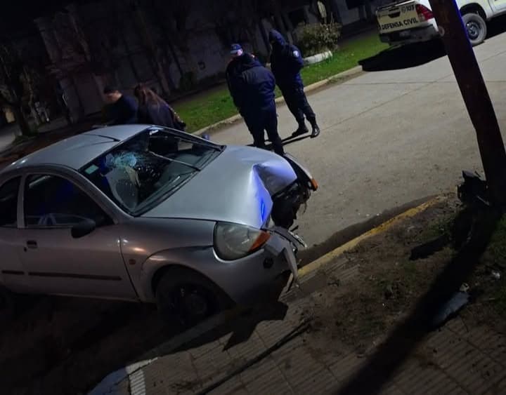 Una mujer resultó con lesiones leves tras colisionar contra un semáforo en Quequén