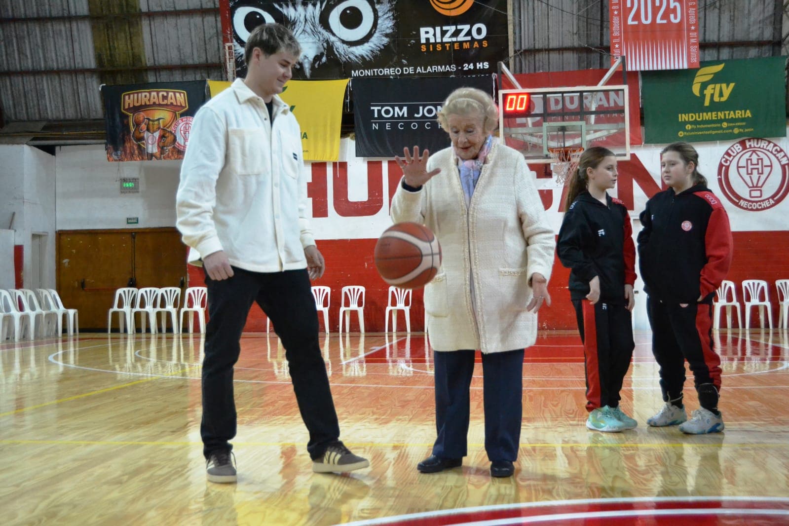 Huracán inauguró su nuevo piso flotante y homenajeó a una histórica dirigente del club
