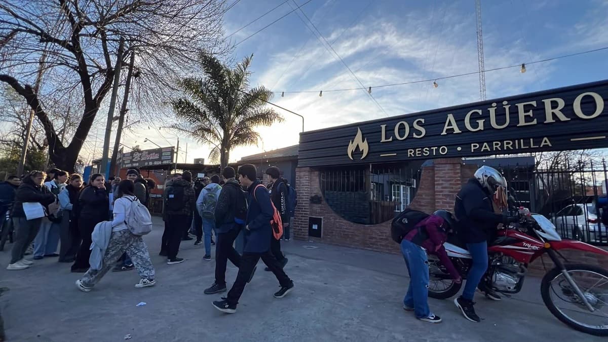Cinco cuadras de fila por 14 puestos de trabajo en una parrilla