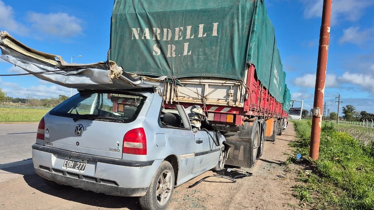 Violento choque en la Ruta 226: un auto terminó debajo de un camión estacionado