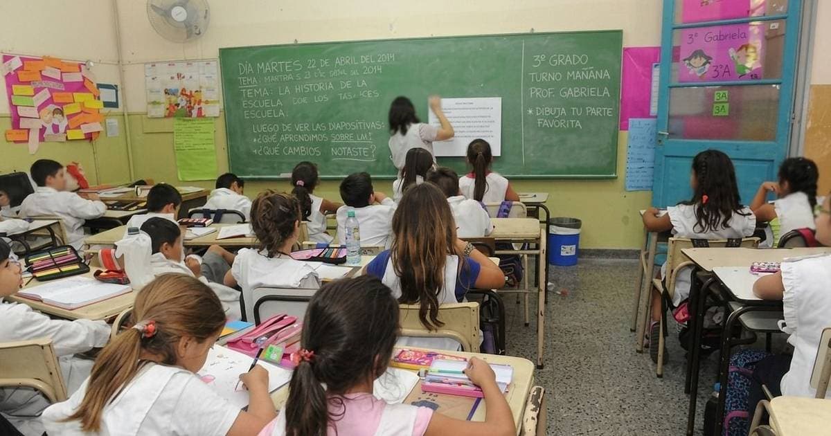 Docentes bonaerenses: cuatro gremios aceptaron el aumento y un maestro seguirá debajo del millón de pesos