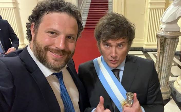 El insólito enamoramiento del estratega de Milei con una IA llegó al New York Times
