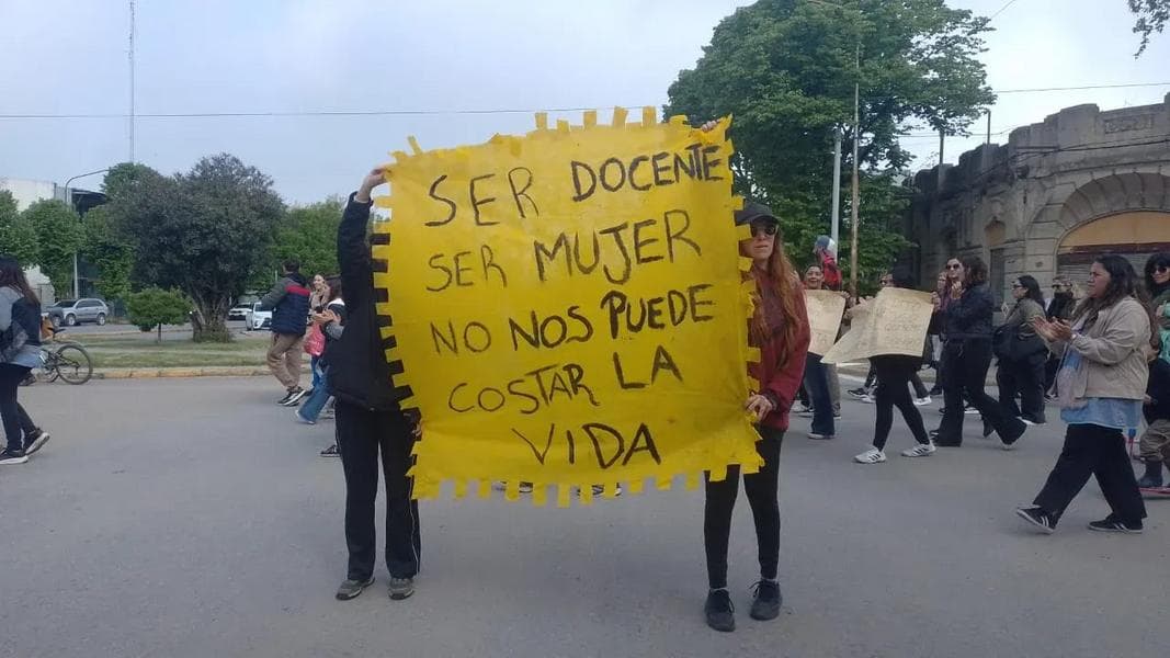 Docentes marcharon en reclamo de justicia por Nancy Godoy