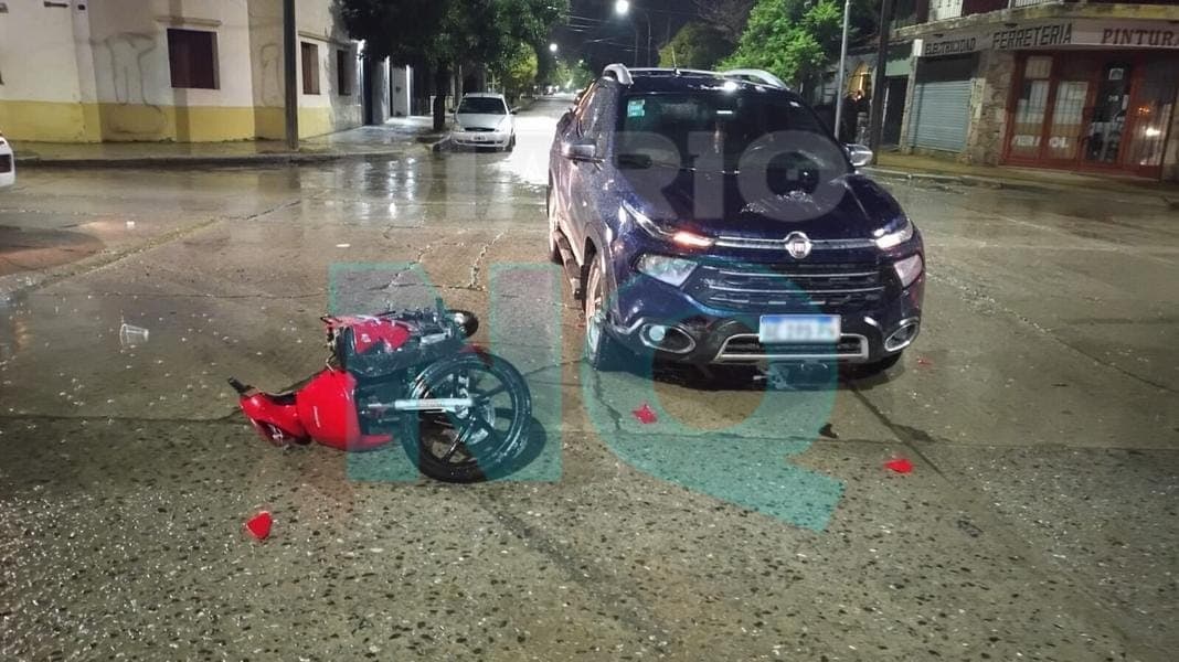 Choque bajo la lluvia: Motociclista hospitalizado