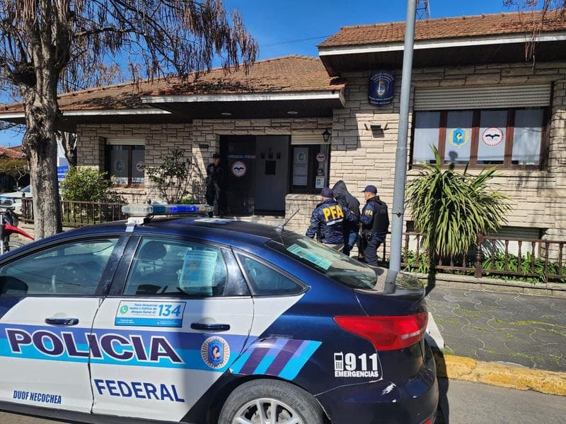 Allanamientos en Necochea por amenazas y pintadas en establecimientos escolares