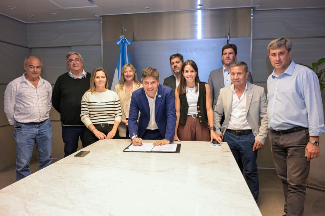 Kicillof puso en marcha el plan director de caminos rurales y firmó los primeros convenios con ocho municipios
