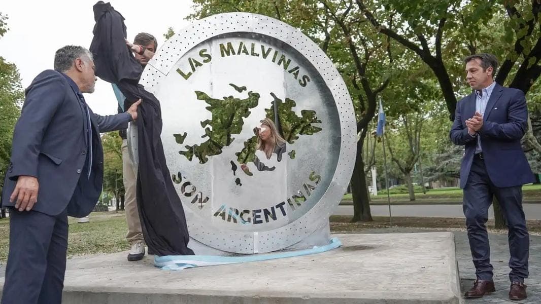 inauguran nuevo monumento con la frase “Las Malvinas son argentinas”