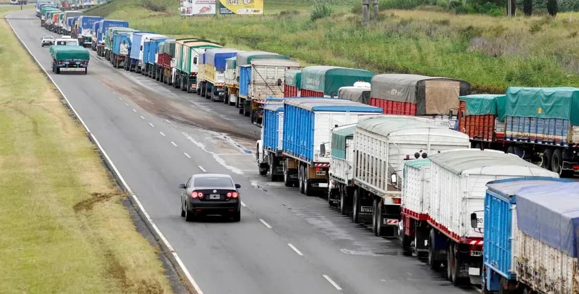 Hasta 15.000 camiones por día en los puertos: Rosario, Bahía Blanca y Quequén operan bajo máxima presión