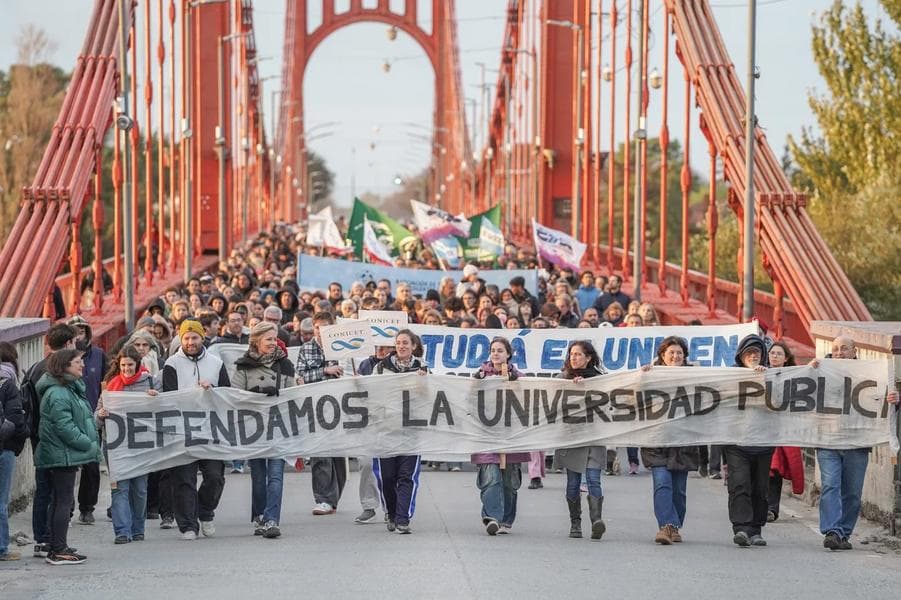 Necochea y Quequén se sumaron al reclamo por el financiamiento universitario en una masiva movilización
