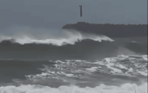 El temporal azota a Necochea y Quequén: el mar avanzó sobre la costa, creció el río y hubo daños por el viento