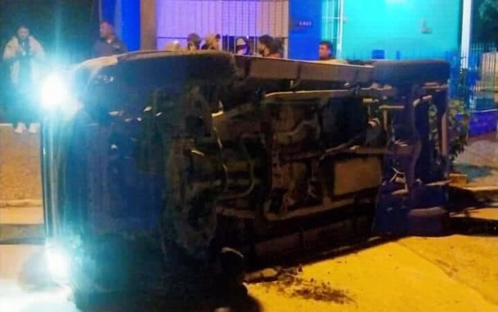 Circuló en contramano, volcó y terminó detenido