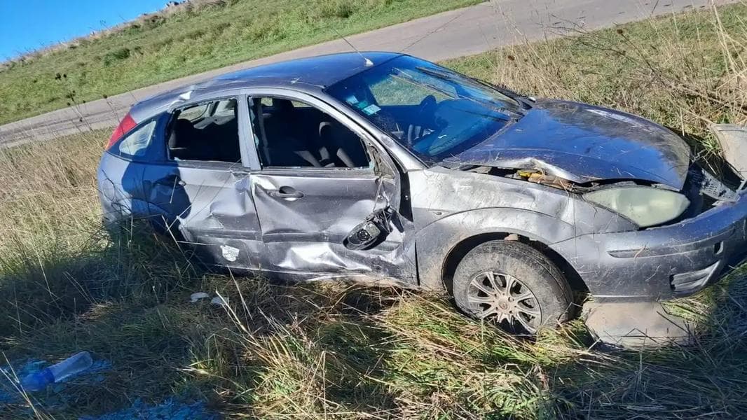 Un auto despistó en la ruta 80 a la altura del cerro El Sombrerito