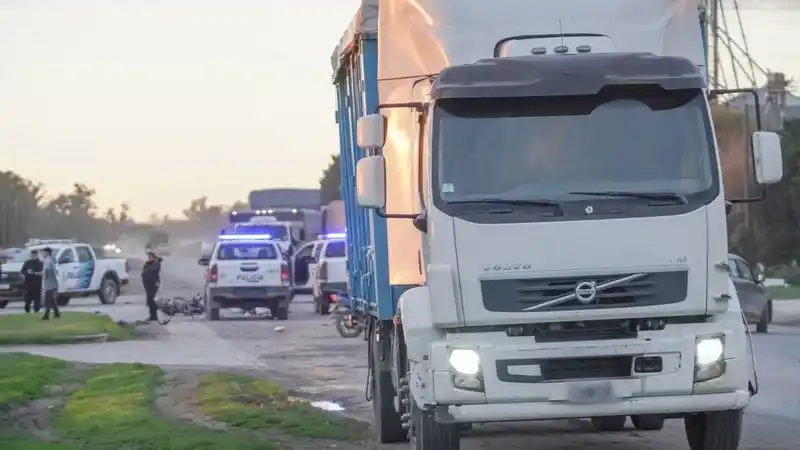 Identificaron a la víctima de la moto que fue atropellada por un camión en Quequén