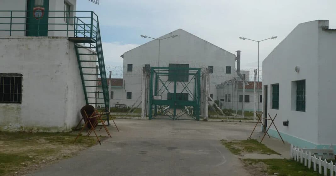 Escándalo en un penal bonaerense: 15 detenidos por torturas y abusos contra cinco mujeres