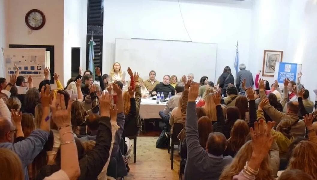 Paro de la FEB: rechazo al aumento salarial del 6 por ciento y adhesión dispar en las escuelas de Necochea