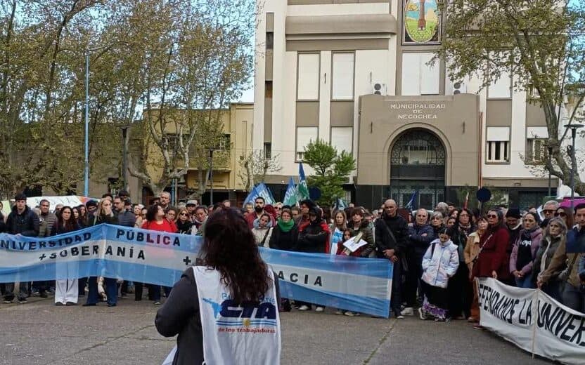 Movilización en Necochea por la Ley de Financiamiento Universitario y reclamos a la Provincia